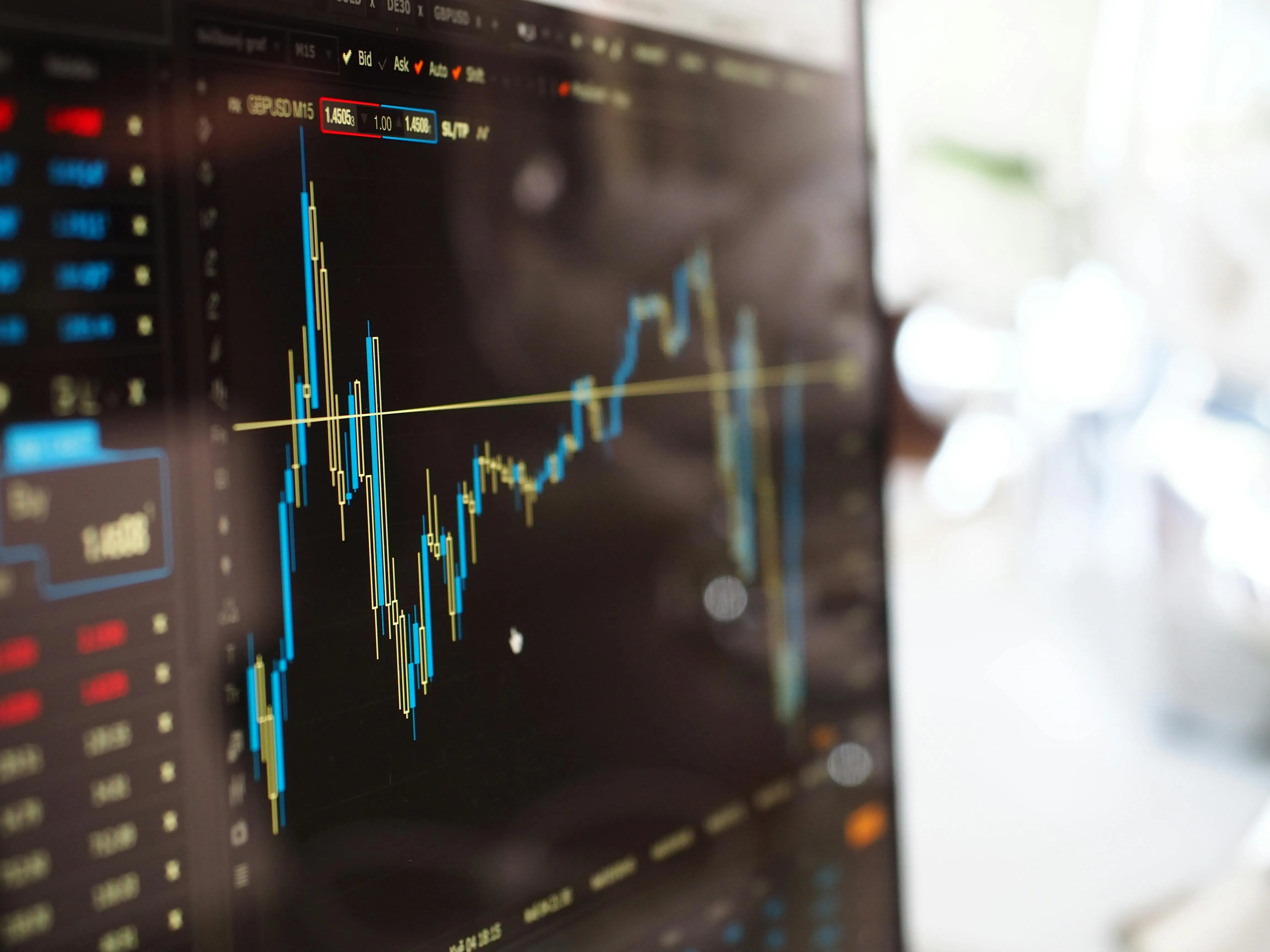 what is the difference between finance and economics